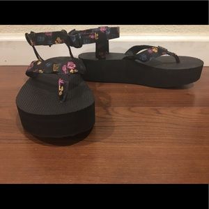 TEVA blk floral platform sandals sz. 8.5